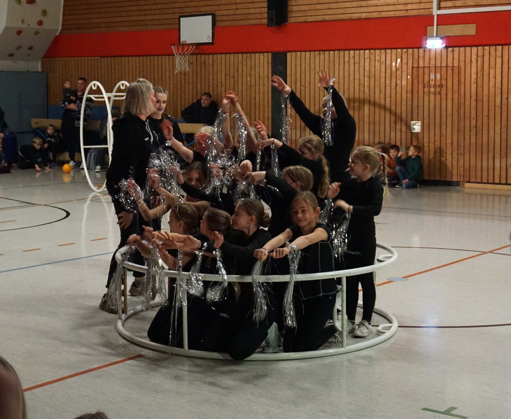 Schauturnen 2025 - TuS Dance