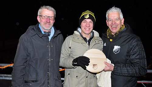 Olaf Heimsath, Vorsitzender des Gemeindesportverbandes Altenbeken, (links) nahm zusammen mit Markus Gerecke (1. Vorsitzender des TuS Egge, rechts) die Ehrung von Henrik Schonlau für seine großen Verdienste für den Verein vor. klein henrikschonlau ehrung dez22