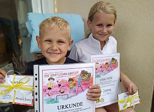 Fenno und Jonna freuen sich über die Geschenke